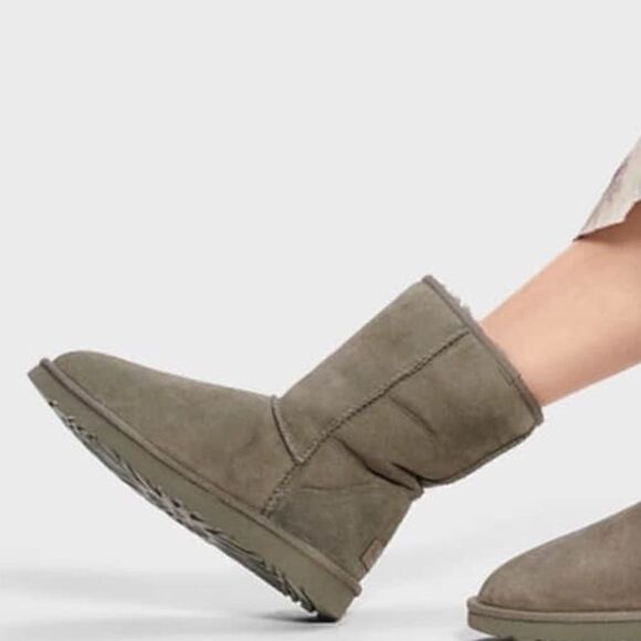 UGG CLASSIC SHORT II BOOT